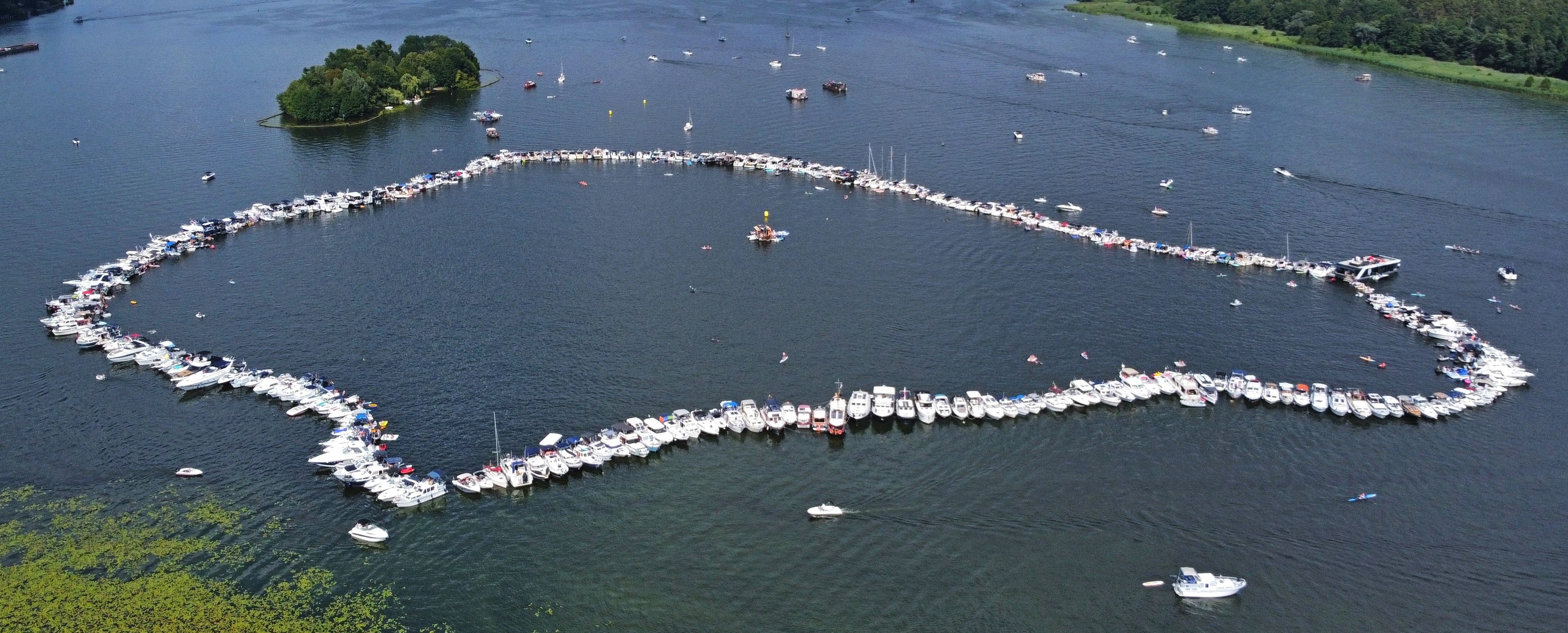 Stern von Berlin Ankerkreis 2025 325 Boote vor der Pfaueninsel in Berlin
